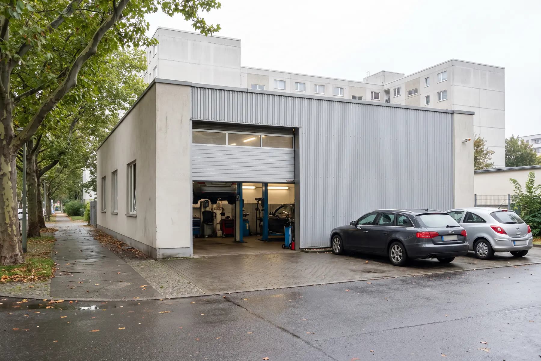 Symbolbild einer Kfz-Werkstatt in einer Berliner Wohnstraße — nicht die Betriebsstätte in der Coppistraße 7.